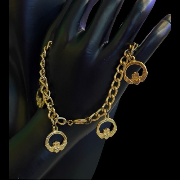 7.5 inch gold toned Claddagh gold toned bracelet. Great condition! - Picture 1 of 7
